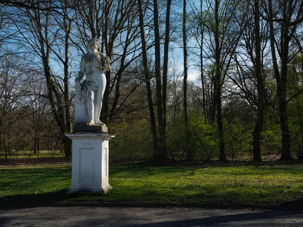 Kassel şehir parkında tanrı Vesta 'yı resmeden eski bir heykel.