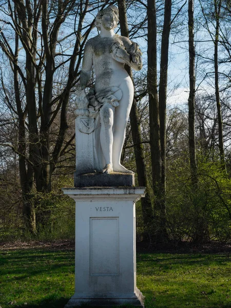 Kassel şehir parkında tanrı Vesta 'yı resmeden eski bir heykel.