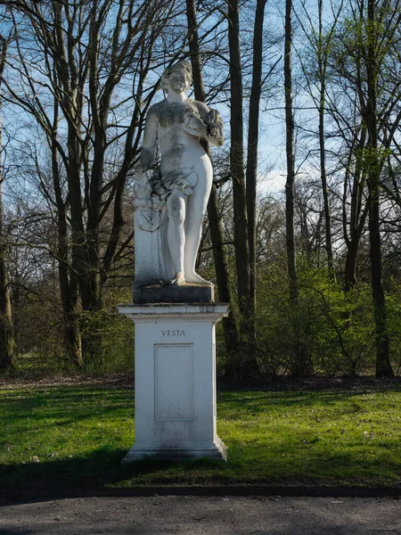 Kassel şehir parkında tanrı Vesta 'yı resmeden eski bir heykel.