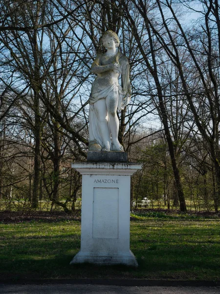 Kassel şehir parkındaki eski heykel bir Amazon tasvir ediyor.