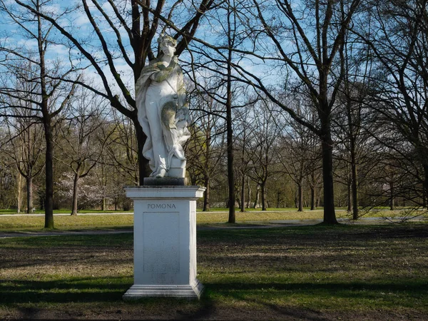Kassel şehir parkındaki tanrı Pomona 'yı tasvir eden eski heykel.