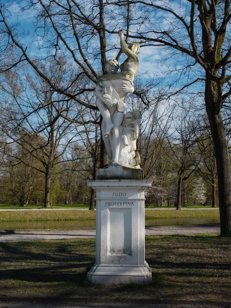 Kassel şehir parkında tanrı Pluto 'yu resmeden eski bir heykel.