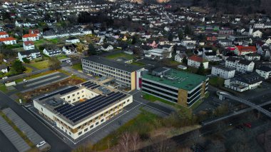 Biedenkopf 'ta bir meslek okulu güneş enerjili çatısı olan bir İHA ile fotoğraflandı.