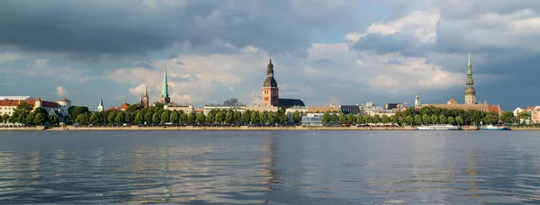 Panorama Cidade Velha Riga Com Torres Igreja Castelo Frente — Fotografia de Stock