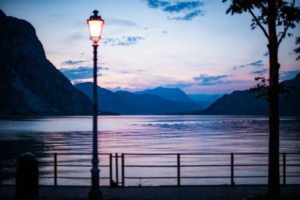 Tramonto Valle Lanterna Splendente Cieli Viola Lago Calmo Estate — Foto Stock