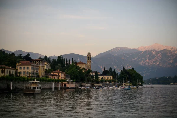 Noite Lago Com Cores Quentes Pôr Sol Antiga Aldeia Italiana — Fotografia de Stock