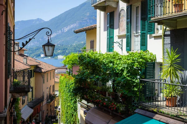 Antiga Cidade Italiana Vista Rua Com Lanterna Plantas Verdes Montanhas — Fotografia de Stock