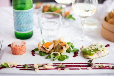 Balık tartarı ve beyaz şaraplı taze pişmiş diğer balıklar. Shallod alan derinliği sadece balıklara odaklı. Sığ alan derinliği.