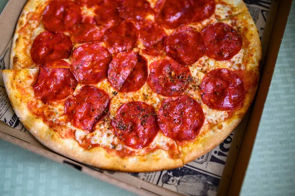Pizza Karton Zum Mitnehmen Pizza Peperoni Mit Kräutern Und — Stockfoto