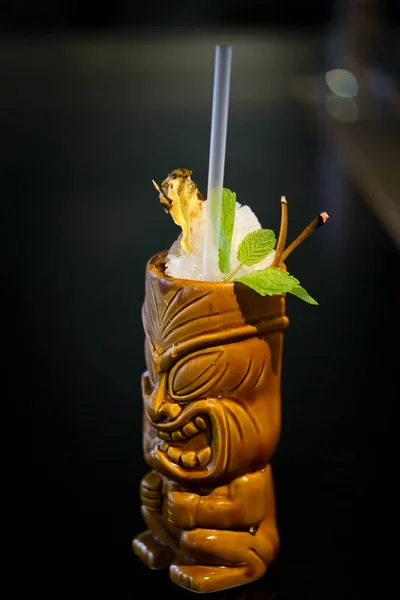 Tiki Cocktail Mit Ananas Und Minzdekor Auf Dunkelschwarzem Hintergrund Der — Stockfoto