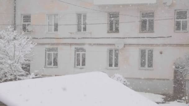 Neve e nevischio che cadono su una finestra a Natale con gocce di pioggia. Tempo freddo umido sul vetro della finestra — Video Stock