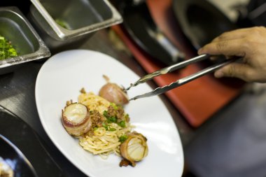 Tarak ve fettuccini pastırma sarılmış 