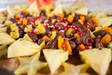 Biftek kebap meze tropial meyve ve nar ile