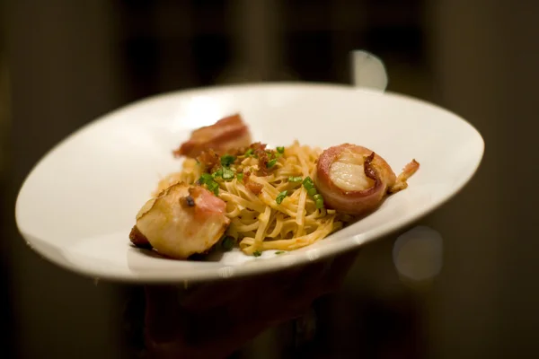 Bacon wrapped scallops and fettuccini — Stock Photo, Image