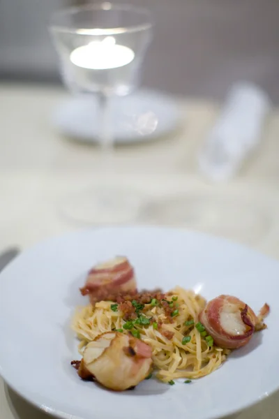 Bacon wrapped scallops and Fettuccine — Stock Photo, Image