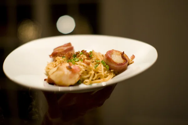 Bacon wrapped scallops and Fettuccine — Stock Photo, Image
