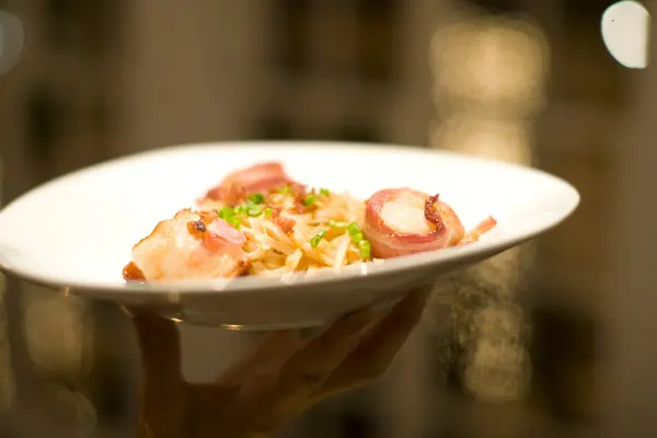 Gourmet meal of bacon wrapped scallops and Fettuccine — Stock Photo, Image