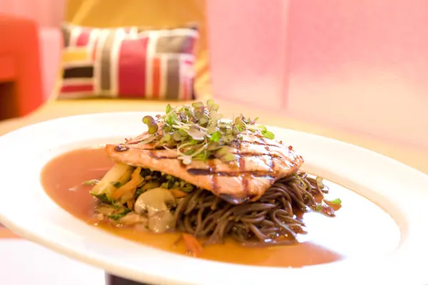 Glazed Salmon and Soba Noodle Asian Cuisine — Stock Photo, Image