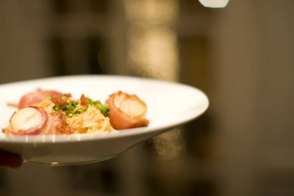 Serving bacon wrapped scallops and Fettuccine — Stock Photo, Image