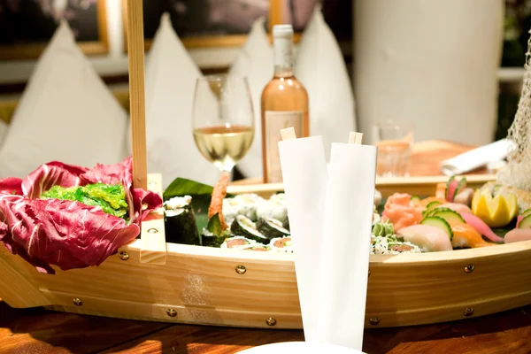 Sushi sortiment i en båt — Stockfoto