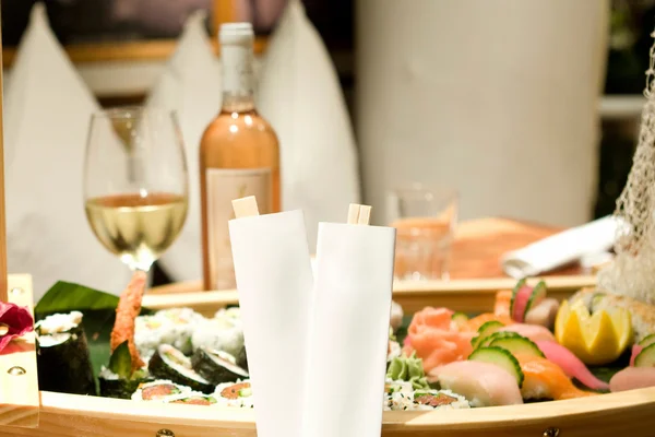 Sushi med vin — Stockfoto