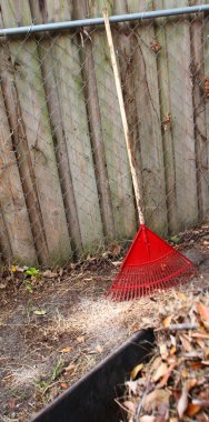 Kırmızı komisyon çit karşı yaslanmış