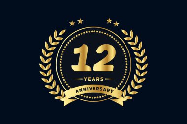 12. yıl dönümü logosu, parlak yüzük ve altın kurdeleyle, defne çelengi lacivert arka planda izole edilmiş.