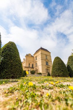 Chateau de Castries 'in zemin kat manzarası (Occitanie, Fransa)