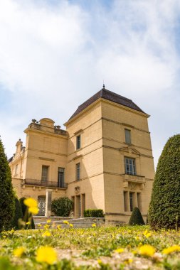 Chateau de Castries 'in zemin kat manzarası (Occitanie, Fransa)