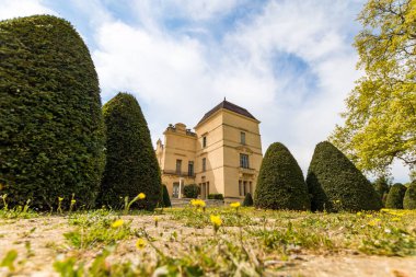 Chateau de Castries 'in zemin kat manzarası (Occitanie, Fransa)
