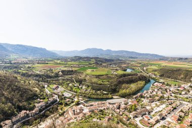 Şehrin yükseklerinden Pont-en-Royan manzarası (Auvergne-Rhne-Alpes, Fransa)