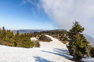 Moucherotte zirvesi ve radar anteni, Vercors massif (Isere, Fransa)