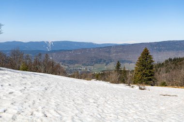 Vercors tepelerinin görüntüsü (Isere, Fransa)