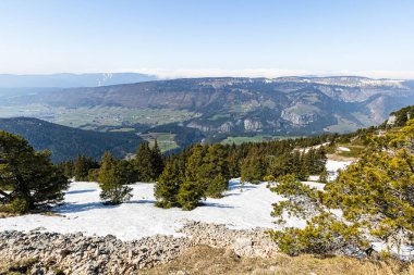 Vercors tepelerinin görüntüsü (Isere, Fransa)