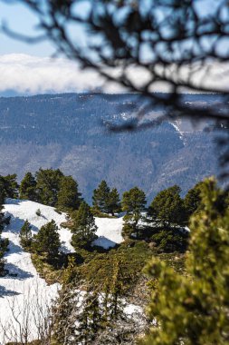 Vercors 'un eteklerindeki vadi manzarası (Isere, Fransa)