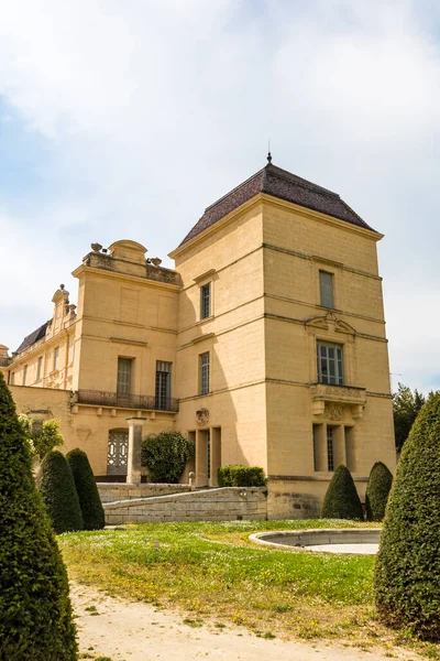 Chateau de Castries 'in zemin kat manzarası (Occitanie, Fransa)