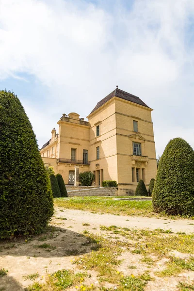 Chateau de Castries 'in zemin kat manzarası (Occitanie, Fransa)