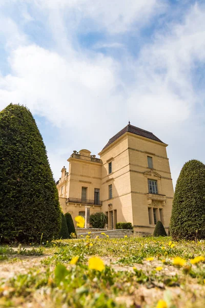 Chateau de Castries 'in zemin kat manzarası (Occitanie, Fransa)