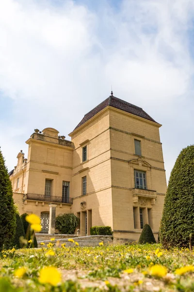 Chateau de Castries 'in zemin kat manzarası (Occitanie, Fransa)