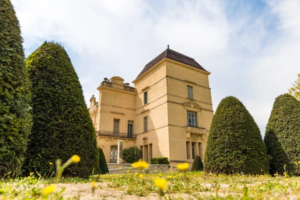 Chateau de Castries 'in zemin kat manzarası (Occitanie, Fransa)