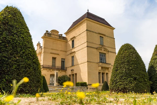 Chateau de Castries 'in zemin kat manzarası (Occitanie, Fransa)