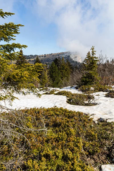 Moucherotte zirvesi ve radar anteni, Vercors massif (Isere, Fransa)