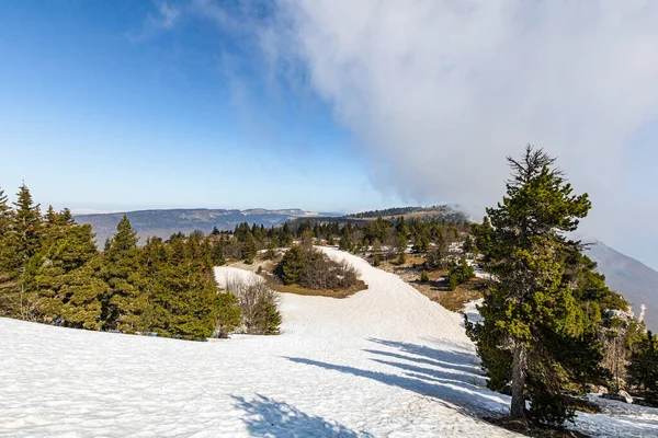 Moucherotte zirvesi ve radar anteni, Vercors massif (Isere, Fransa)