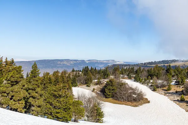 Moucherotte zirvesi ve radar anteni, Vercors massif (Isere, Fransa)