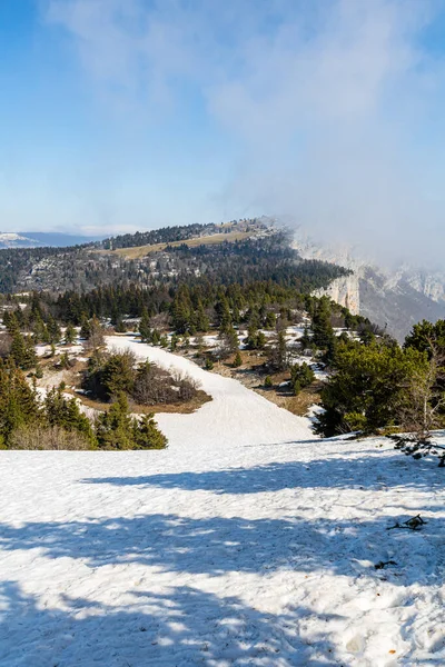 Moucherotte zirvesi ve radar anteni, Vercors massif (Isere, Fransa)