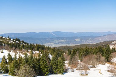 Vercors 'un eteklerindeki vadi manzarası (Isere, Fransa)