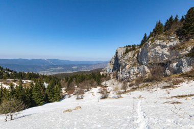 Vercors 'un eteklerindeki vadi manzarası (Isere, Fransa)