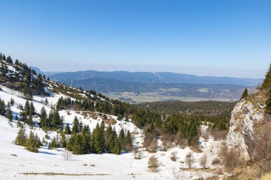 Vercors 'un eteklerindeki vadi manzarası (Isere, Fransa)