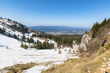 Vercors 'un eteklerindeki vadi manzarası (Isere, Fransa)