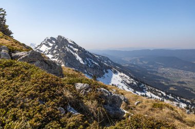 Lans-en-Vercors 'taki Pic Saint-Michel zirvesinden çevre manzaraya bakın.